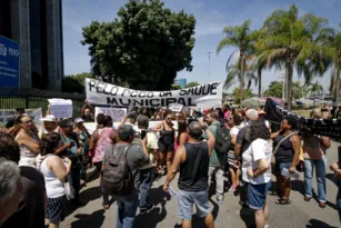 Imagem ilustrativa da imagem Sem reajuste salarial, professores municipais fazem ato no Rio