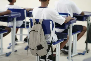 Imagem ilustrativa da imagem Sem redes sociais! Paes proíbe celulares nas escolas do Rio