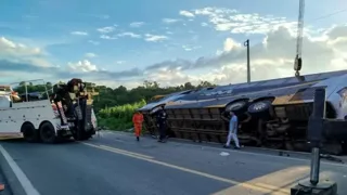 Imagem ilustrativa da imagem Sobe para 9 o número de mortos em acidente com ônibus do Rio