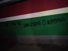 Imagem ilustrativa da imagem 'Sub-40': Torcedores do Fluminense picham muro das Laranjeiras
