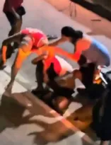 Imagem ilustrativa da imagem Suspeito é agredido por populares após tentativa de assalto; vídeo