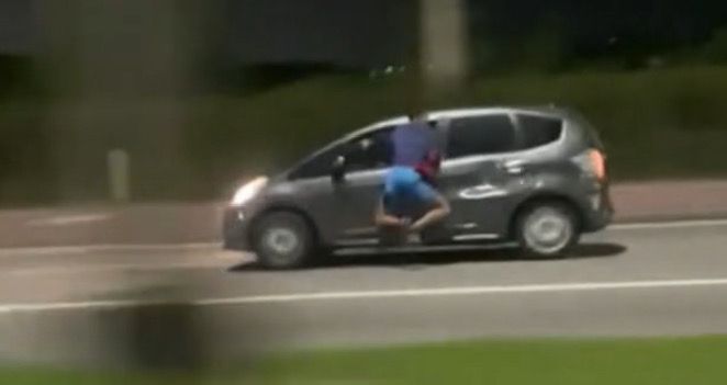 Imagem ilustrativa da imagem Suspeito fica agarrado na janela de carro no Rio; vídeo é surreal