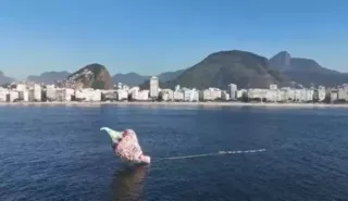 Imagem ilustrativa da imagem Susto! Balão gigante cai no mar próximo ao palco de Madonna