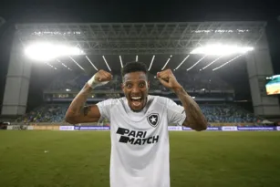 Imagem ilustrativa da imagem Tchê Tchê se declara ao Botafogo: 'Alegria em vestir essa camisa'