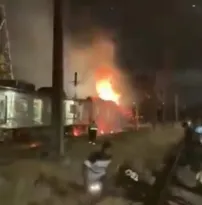 Imagem ilustrativa da imagem Vagão de trem pega fogo na Zona Norte do Rio; veja vídeo