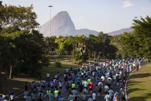 Imagem ilustrativa da imagem Turistas bombam inscrições para a 'corrida de virada' do Rio