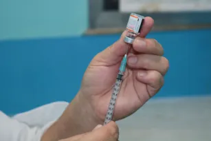 Imagem ilustrativa da imagem Vacinação contra a covid-19 está suspensa no Rio e em Niterói