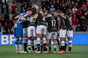 Imagem ilustrativa da imagem Vasco faz jogo 'da vida' para permanecer na Série A; entenda