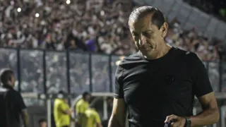 Imagem ilustrativa da imagem Vasco toma goleada em casa e técnico é demitido no vestiário