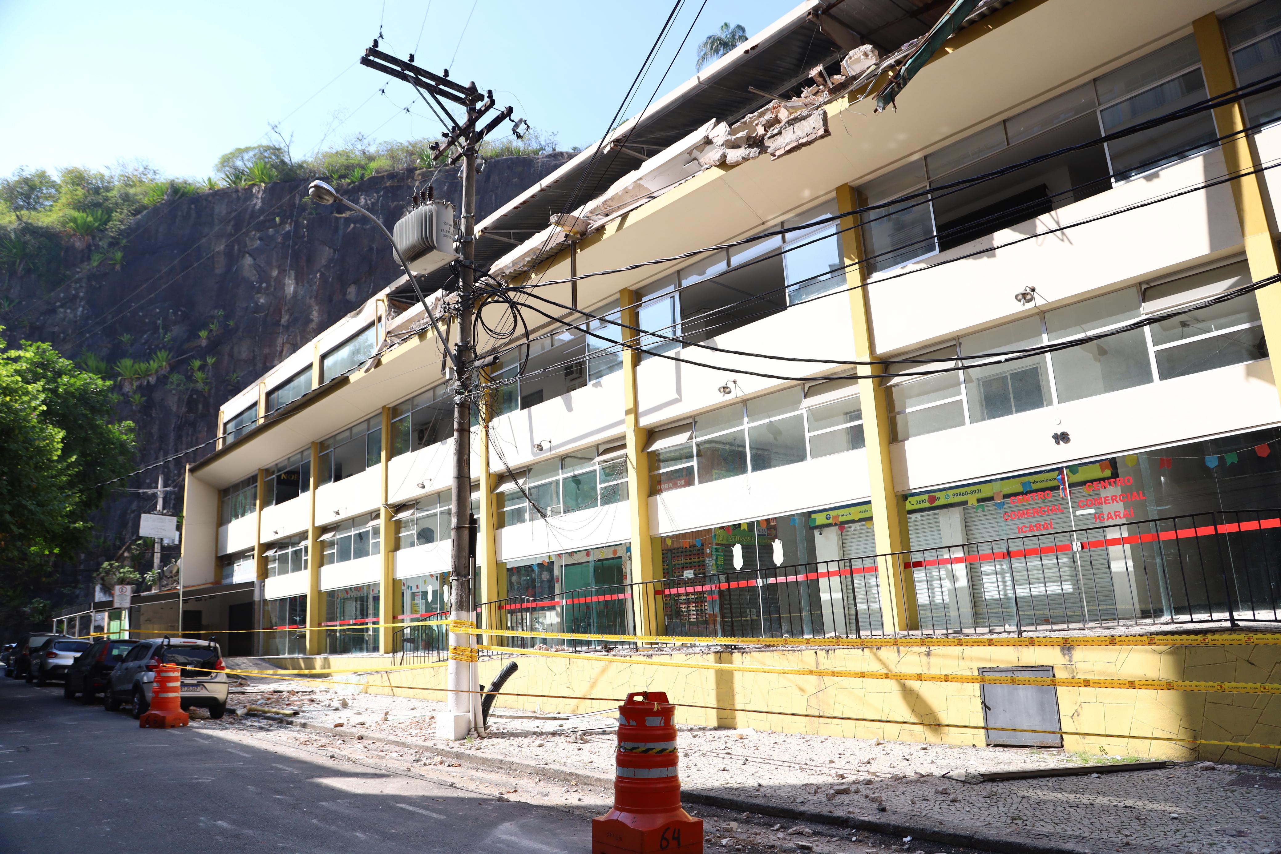 Imagem ilustrativa da imagem Veja estragos do desabamento da fachada de shopping em Niterói