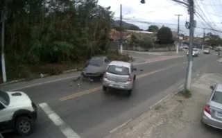 Imagem ilustrativa da imagem Veja o momento em que dois carros batem de frente em Niterói