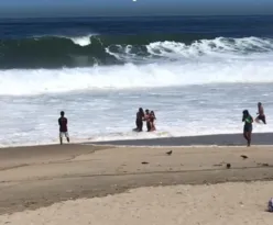 Imagem ilustrativa da imagem Vídeo: criança é arrastada por onda em Maricá e salva a tempo
