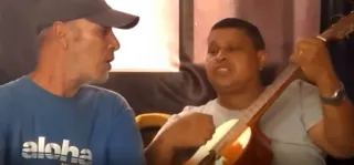 Imagem ilustrativa da imagem Vídeo exibe idoso cantando meses antes de ser levado morto a banco