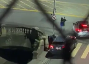 Imagem ilustrativa da imagem Vídeo flagra bandidos com fuzil rendendo motorista na Zona Norte