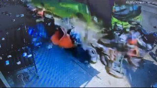 Imagem ilustrativa da imagem Vídeo flagra ônibus que atropelou e matou borracheiro na Zona Norte