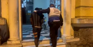 Imagem ilustrativa da imagem Vídeo: homem usa tampa de bueiro para arrombar loja em Niterói