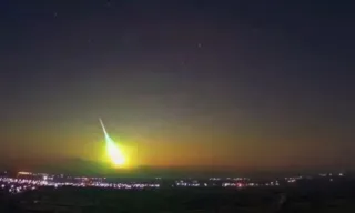 Imagem ilustrativa da imagem Vídeo: meteoro ilumina o céu e transforma noite em dia no Nordeste