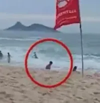 Imagem ilustrativa da imagem Vídeo mostra Édson Davi sozinho próximo a beira d'água na Barra