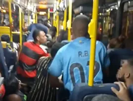 Imagem ilustrativa da imagem Vídeo mostra tensão em ônibus após assalto com bandidos mortos