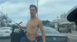 Imagem ilustrativa da imagem Vídeo: motorista é agredido com muleta em briga de trânsito no Rio