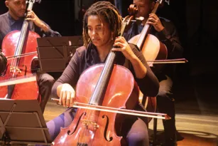 Imagem ilustrativa da imagem Violoncelista faz vaquinha após ter instrumento roubado em Niterói