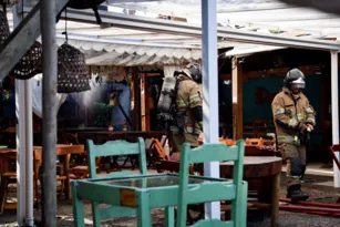 Imagem ilustrativa da imagem Vizinha narra início de incêndio em restaurante: 'Susto gigante'