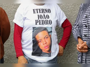 Os pais e amigos de João Pedro realizaram um protesto em frente ao Fórum do Rio antes do julgamento do recurso