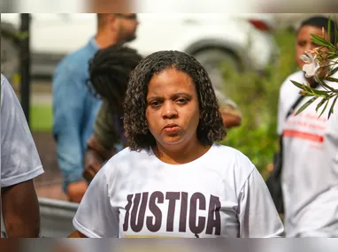 Os pais e amigos de João Pedro realizaram um protesto em frente ao Fórum do Rio antes do julgamento do recurso