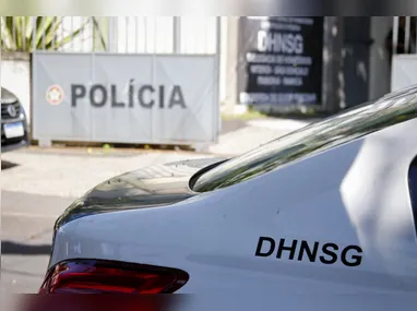 O homem ficou deitado no meio da rua sem interrupção no trânsito