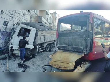 Caminhão bateu em carreta, carros e moto