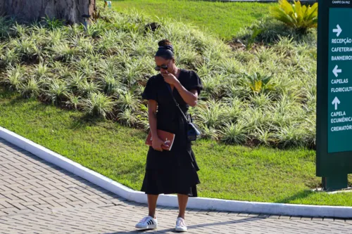 Adriana Bombom estava completamente desolada durante o enterro de sua irmã gêmea