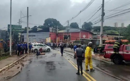 A queda ocorreu na Avenida Marco, perto de um mercado