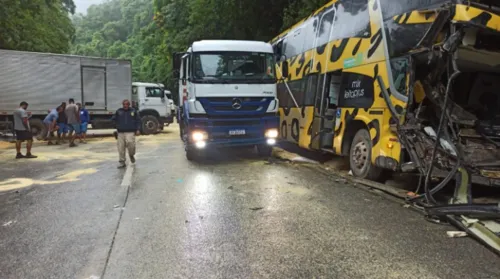 Nenhum veículo tombou, mas ocupam as duas faixas da via