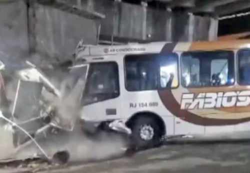 O ônibus só parou ao colidir  no muro ao lado da estação de trem da Supervia em Parada de Lucas