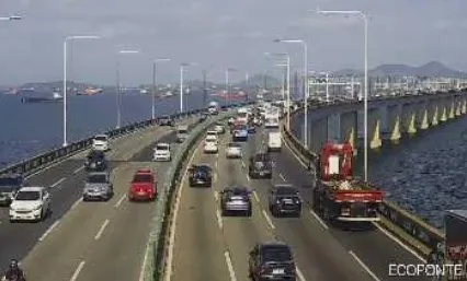 O tempo de travessia é de 42 minutos na pista sentido Niterói.