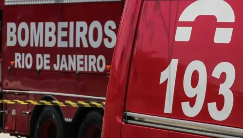 Bombeiros foram acionados às 8h42 deste sábado (30)