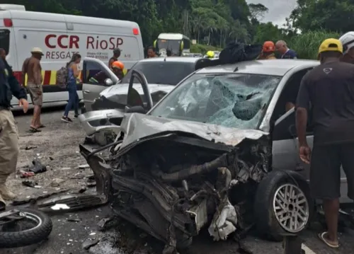 PRF segue no local auxiliar na retirada do veículo