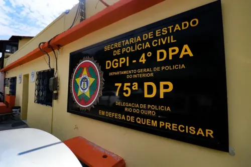 Policiais da 75ª DP que efetuaram a prisão do acusado