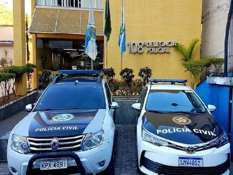 os agentes cumpriram um mandado de prisão preventiva.