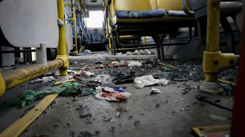 Ônibus destruído por criminosos na Avenida Brasil - Lucas Alvarenga