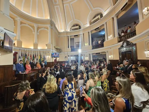 A homenagem contou com a participação do Coral da OAB-RJ e de representantes da entidade