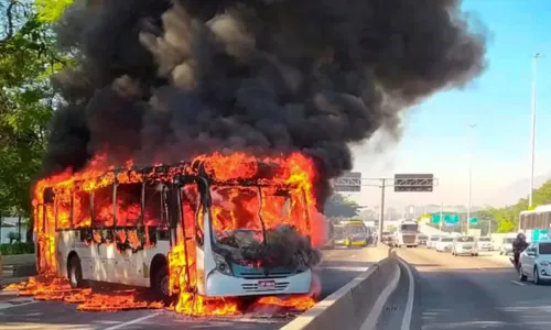 Em represália à operação, criminosos fecharam a Avenida Brasil