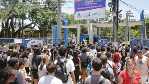 Estudantes se aglomeraram para entrar na UFF para fazer a prova