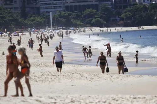 Praia de Icaraí ficou lotada na manhã desta sexta-feira (29)