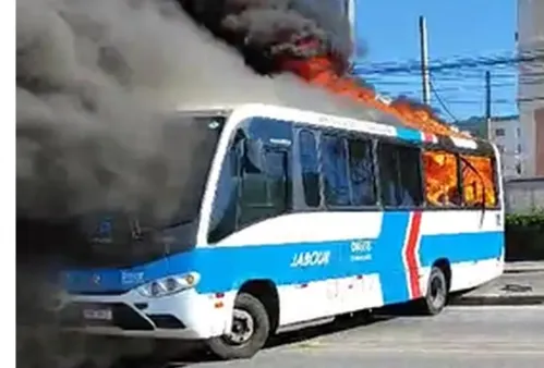 Um dos coletivos pegou fogo na Rua Felipe Cardoso, em Santa Cruz