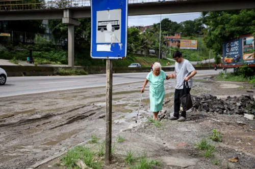 Ponto de ônibus em Maria Paula - Péricles Cutrim