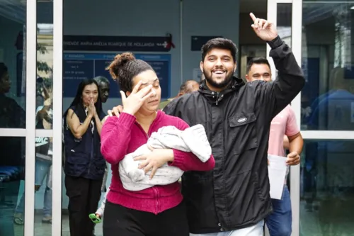 Família deixa o hospital no Centro do Rio