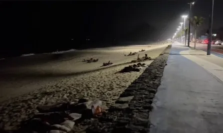 Cena de moradores deitados na areia durante a madrugada chamou atenção na orla de Itaipuaçu