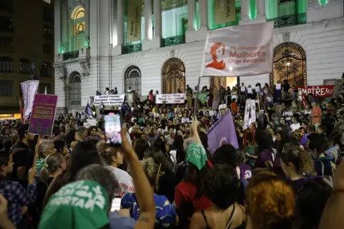 Protesto contra o PL 1904/24 reuniu mulheres na Cinelândia