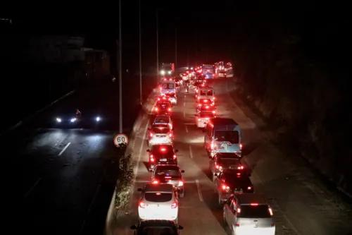 Trânsito está parado desde a subida da Caixa D'água, no Caramujo